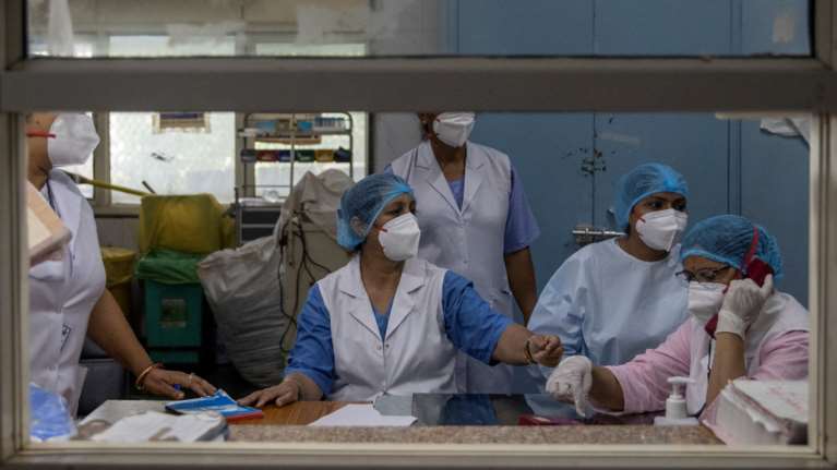 Ο κορονοϊός &quot;σφυροκοπά&quot; ολόκληρο τον πλανήτη: Σχεδόν 600.000 νεκροί - 14 εκατ. κρούσματα