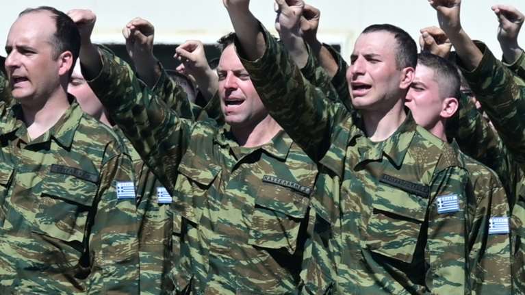 Θήβα: Ορκίστηκε στρατιώτης ο Στέφανος Κασσελάκης - Κλείνει τα 36 και έχει κανονίσει έξοδο σε ψαροταβέρνα [εικόνες - βίντεο]