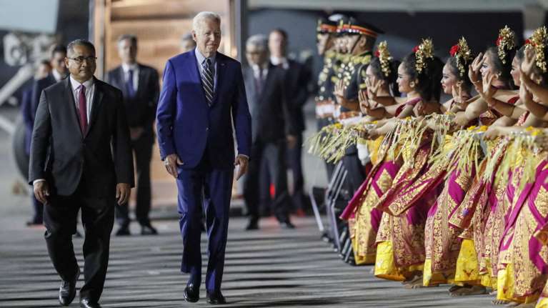 Τζο Μπάιντεν: Έφτασε στην Ινδονησία ο πρόεδρος των ΗΠΑ για τη διάσκεψη της G20 [εικόνες]