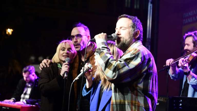 Τα 20+5 κλικ από τη μεγάλη συναυλία στο ΡΕΞ - Νταλάρας, Μποφίλιου και άλλοι 70 τραγούδησαν για τον αγώνα των καλλιτεχνών