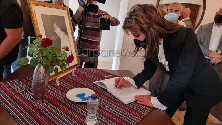 Μνημόσυνο Μίκη Θεοδωράκη: Το κέρασμα στο πατρικό του και το συγκινητικό ιδιόχειρο σημείωμα της Γιάννας Αγγελοπούλου [εικόνες]