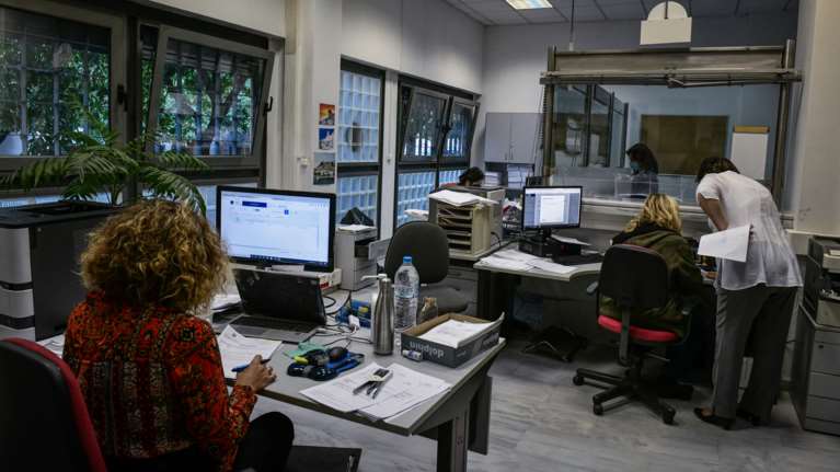 Πού κυμάνθηκαν οι μισθοί το 2023 - 373.163 εργαζόμενοι έλαβαν από 1.001 ευρώ έως 1.200 ευρώ