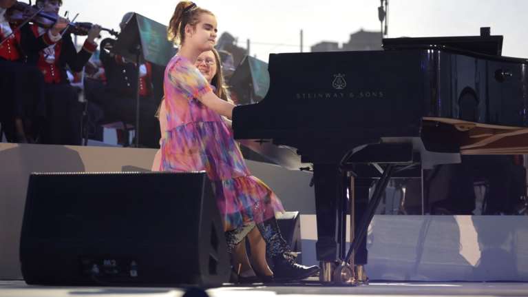 Στέψη βασιλιά Καρόλου: Μάγεψε η 13χρονη τυφλή και με αυτισμό πιανίστρια στη συναυλία - Αποθέωση στο Twitter [βίντεο]