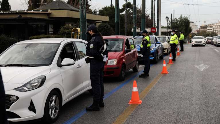 Πάσχα: Τι ισχύει για μετακινήσεις, απαγόρευση κυκλοφορίας και εκκλησίες - Όλα τα μέτρα