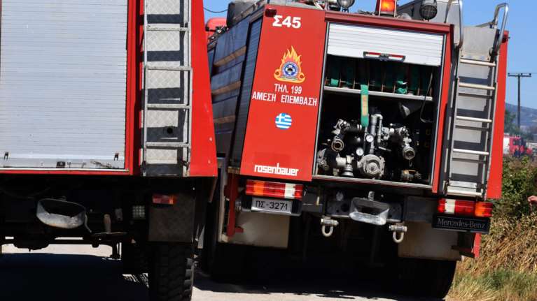 Φωτιά στο Ζευγολατιό Κορινθίας: Διακόπηκαν τα δρομολόγια του προαστιακού