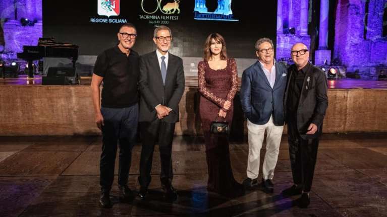 Μόνικα Μπελούτσι: Με εφαρμοστή, δαντελένια τουαλέτα η νέα εμφάνιση της πανέμορφης ηθοποιού