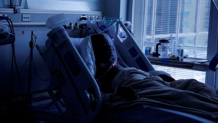 Ο κορονοϊός σαρώνει τις ΗΠΑ: Έσπασε το φράγμα των 700.000 νεκρών