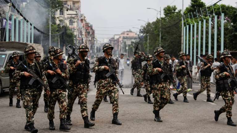 Νεπάλ: Στρατιώτες περιφρουρούν το κοινοβούλιο μετά τις φονικές ταραχές - Απαγόρευση κυκλοφορίας και τανκς στους δρόμους