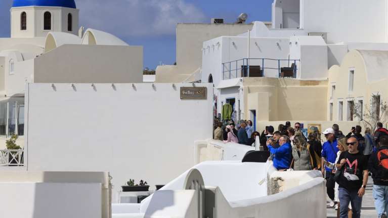 Η Σαντορίνη επέστρεψε στην κανονικότητα μετά τους σεισμούς: Γεμάτα τουρίστες τα σοκάκια της [Εικόνες]