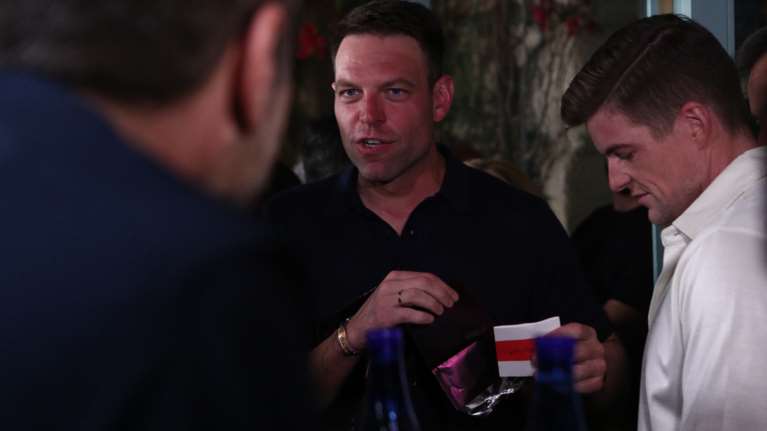 &quot;Απολύομαι και τρελαίνομαι&quot;: Το τραγούδι που αφιέρωσαν στον Κασσελάκη για το τέλος της θητείας του [βίντεο]