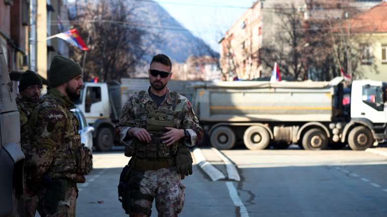 Αιματηρό επεισόδιο στο Κόσοβο: Στρατιώτης πυροβόλησε και τραυμάτισε δύο νεαρούς Σέρβους