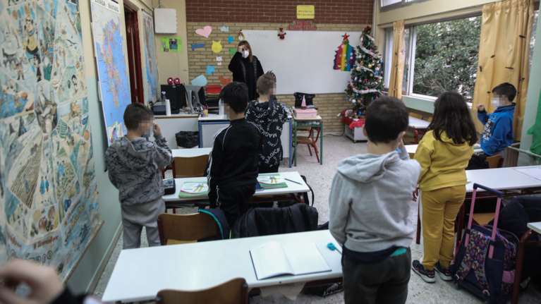 Κρούσματα στα σχολεία: Προσλήψεις 850 εκπαιδευτικών και αναμόρφωση ωραρίου για να καλυφθούν τα κενά σε καθηγητές