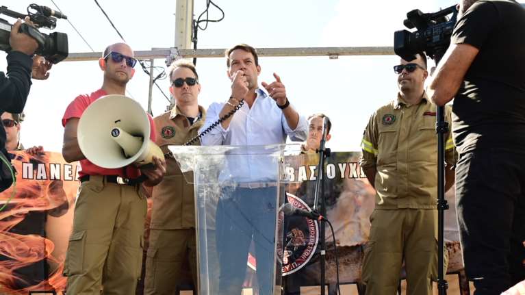 Εποχικοί πυροσβέστες: Συγκέντρωση έξω από την Πολιτική Προστασία, ζητούν να καλυφθούν 4.000 θέσεις - Μαζί τους ο Κασσελάκης