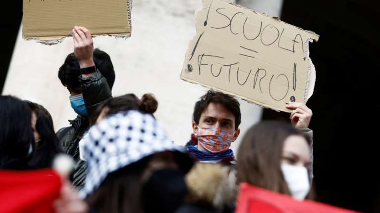 Ιταλία- Στους δρόμους οι μαθητές Λυκείου: Ζητούν να ανοίξουν τα σχολεία [εικόνες]