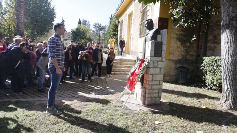 Στέφανος Κασσελάκης: Αντί να πάει στο Πολυτεχνείο, κατέθεσε στεφάνι στο μνημείο τoυ ΕΑΤ-ΕΣΑ [εικόνες]