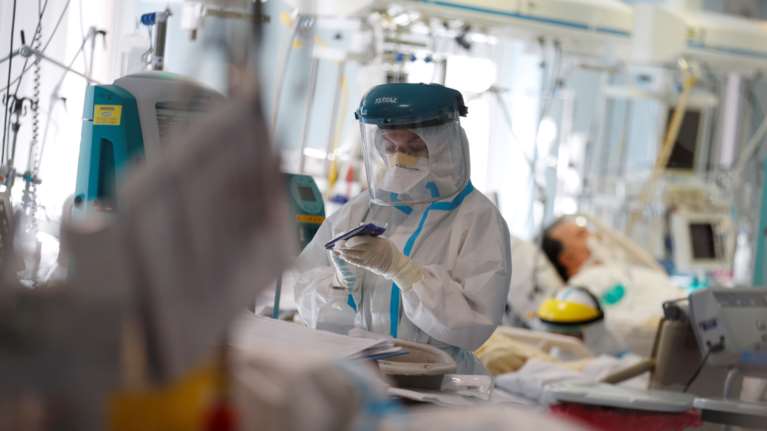 "Τρέχει και δεν φτάνει" τώρα ο Κικίλιας: Αμοιβή 2.000 ευρώ σε ιδιώτες γιατρούς για να ενισχύσουν τα δημόσια νοσοκομεία