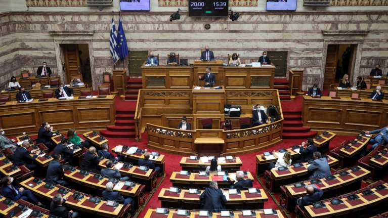Βουλή: Ψηφίστηκε η τροπολογία για τα πλαστά πιστοποιητικά και τις αναστολές