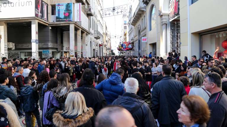 Από σήμερα το εορταστικό ωράριο για τα καταστήματα – Ποιες Κυριακές θα είναι ανοιχτά