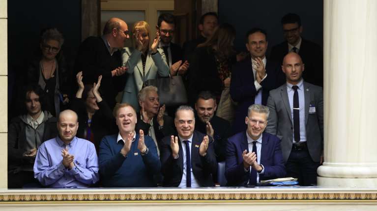 Ομόφυλα ζευγάρια: Σκέρτσος και Πατέλης άκουσαν τα αποτελέσματα από τα θεωρεία - Χειροκρότησαν μαζί με Καπουτζίδη - Σεργουλόπουλο