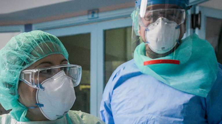 Κορονοϊός: "Παγωμάρα" με 98 νεκρούς και 550 διασωληνωμένους - 1.240 νέα κρούσματα στη χώρα