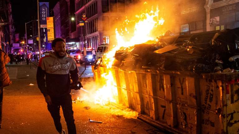 Χάος στις ΗΠΑ από τη δολοφονία του Τζόρτζ Φλόιντ: Απαγόρευτηκε η κυκλοφορία στη Νέα Υόρκη