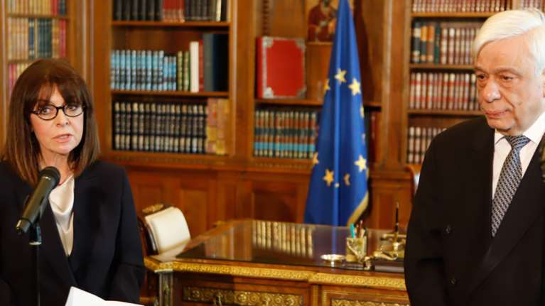 Ο Προκόπης Παυλόπουλος &quot;δεν αντέχει&quot; τη Σακελλαροπούλου - Πόλεμος μέσω της εφημερίδας &quot;Εστία&quot;