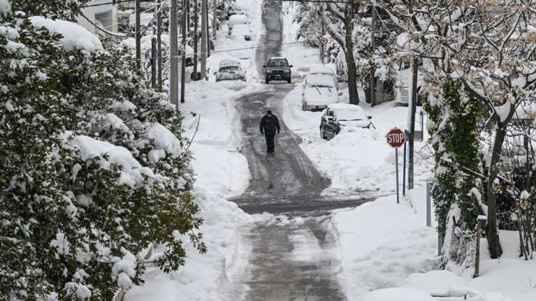 Κακοκαιρία Barbara έως την Πέμπτη: Πυκνές χιονοπτώσεις το απόγευμα στην Αττική - Οι 12 δύσκολες περιοχές