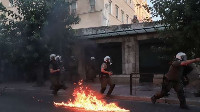 Διαδηλώσεις: Με ευρεία πλειοψηφία ψηφίστηκε το νομοσχέδιο - Μολότοφ και επεισόδια στο Σύνταγμα