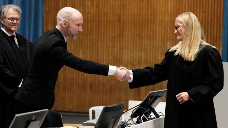 Μπρέιβικ: Ο σφαγέας της Ουτόγια ζήτησε ξανά αποφυλάκιση - Οι ύμνοι για τον Πούτιν και το &quot;Ζ&quot; στο ξυρισμένο κεφάλι του [εικόνες]