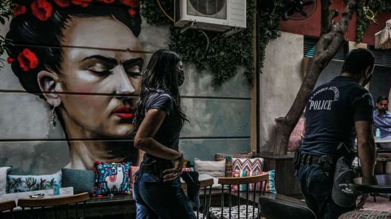 Σαφάρι ελέγχων στην πρεμιέρα των νέων μέτρων - Με click away οι αγορές για όσους δεν έχουν test