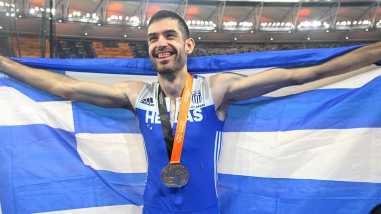 Το έκανε ξανά ο Μίλτος Τεντόγλου: &quot;Πέταξε&quot; στα 8,52μ. στο τελευταίο άλμα και είναι Παγκόσμιος Πρωταθλητής [Βίντεο]