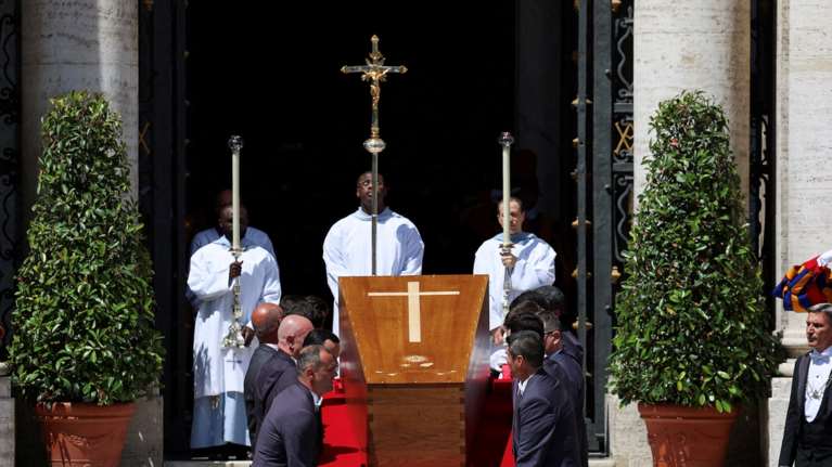 Με συγκίνηση και χειροκροτήματα η κηδεία του Πάπα Φραγκίσκου: Ετάφη κοντά στην Παναγία που προσευχόταν στη Σάντα Μαρία Ματζόρε