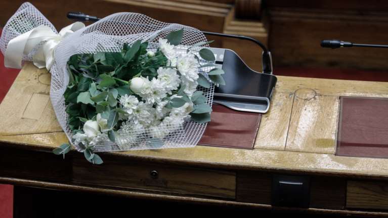 Φώφη Γεννηματά: Λευκά τριαντάφυλλα στο έδρανο της προέδρου του ΚΙΝ.ΑΛ.- Διακόπτει τις εργασίες της η Βουλή [εικόνες]