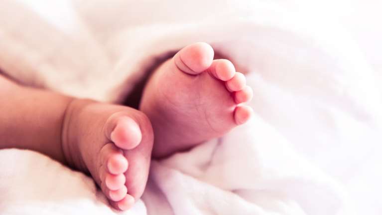 Χριστουγεννιάτικο θαύμα στην Πάτρα: Mωράκι που γεννήθηκε 600 γραμμάρια βγήκε &quot;νικητής&quot; μετά από 159 ημέρες [βίντεο]