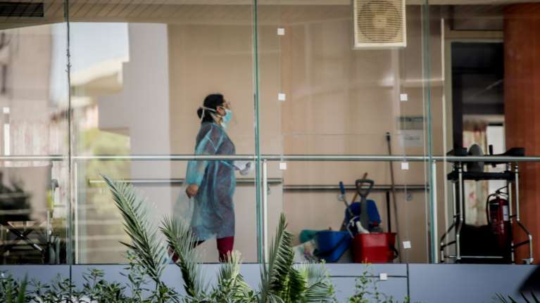 Κορονοϊός - Αγωνία για τα γηροκομεία: Τρία νέα κρούσματα σε Άγιο Στέφανο και άλλα τρία σε Γλυφάδα