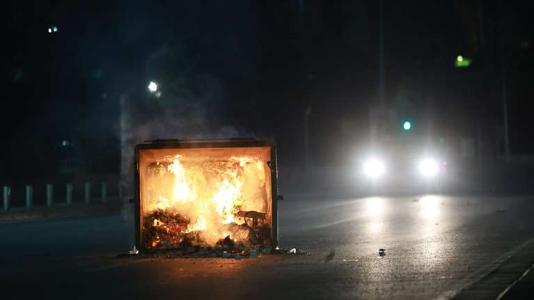 Θεσσαλονίκη: Επεισόδια στο κέντρο της πόλης μετά την πορεία για τα Τέμπη - Μολότοφ και χημικά [εικόνες - βίντεο]