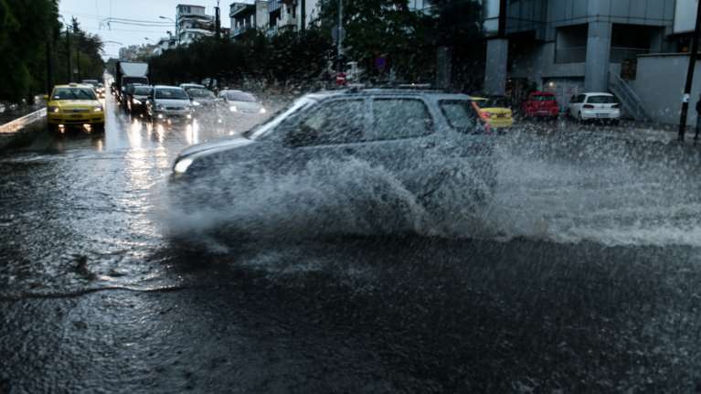 Κακοκαιρία &quot;Μπάλλος&quot;: Διακοπές ρεύματος σε Παγκράτι, Καλλιθέα και κέντρο Αθήνας