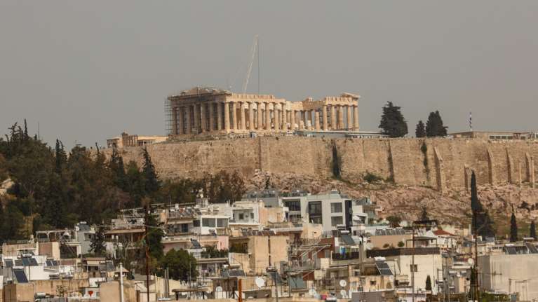 Καιρός: Συνεχίζεται η επέλαση της αφρικανικής σκόνης – Στα ύψη ο υδράργυρος, αγγίζει τους 34 βαθμούς