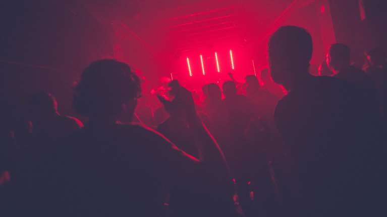 Κορονοϊός-Κοζάνη: Τα κλαμπ και τα πάρτι που έφεραν τα 22 κρούσματα - &quot;Νομίζαμε ότι δεν θα κολλήσουμε&quot; [Βίντεο]