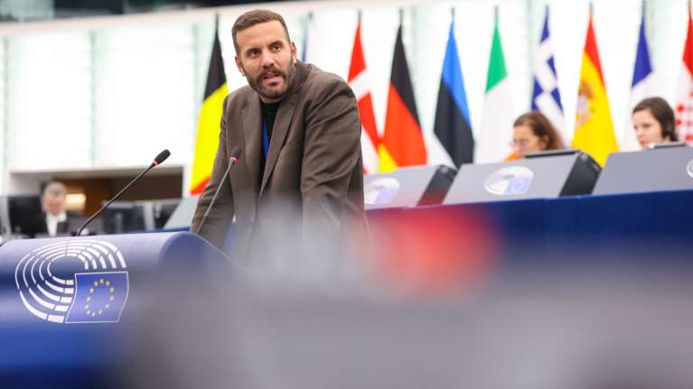 Άφαντος ο νταής Νίκος Παππάς μετά τις μπουνιές κατά δημοσιογράφου - Διαφωνεί με τη διαγραφή του ο Πολάκης