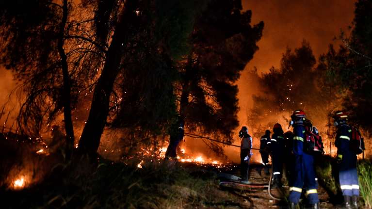 Φωτιά στα Γεράνεια Όρη: Στιγμές τρόμου για πυροσβέστες και πολίτες που περικυκλώθηκαν από τις φλόγες [βίντεο]