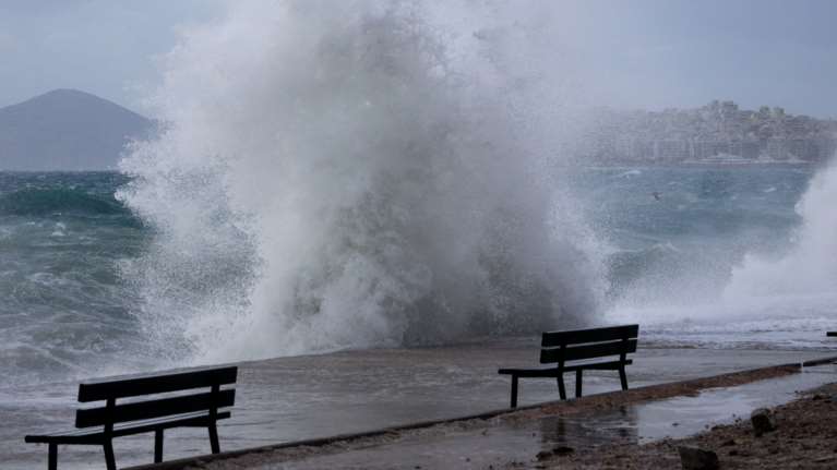 Καιρός: Τσουχτερό κρύο και θυελλώδεις άνεμοι σήμερα - Ανεβαίνει από αύριο η θερμοκρασία
