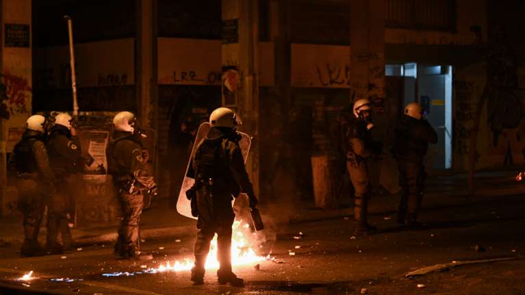 Επίθεση με μολότοφ σε δυνάμεις των ΜΑΤ στα Εξάρχεια