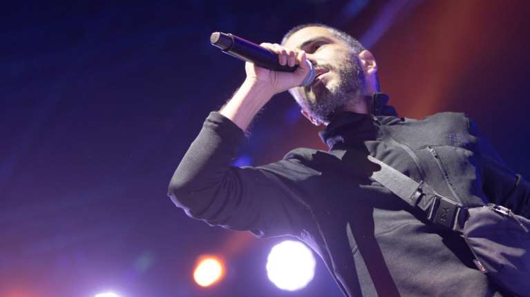 Τρέλα για τον ΛΕΞ: Τέσσερις φορές πάνω από την αρχική τιμή πουλάνε εισιτήρια για τη συναυλία του στο ΟΑΚΑ