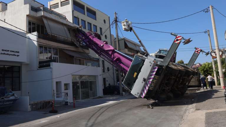 Περιστέρι: Γερανοφόρο όχημα έπεσε πάνω σε διώροφη κατοικία - Ενας τραυματίας [εικόνες - βίντεο]