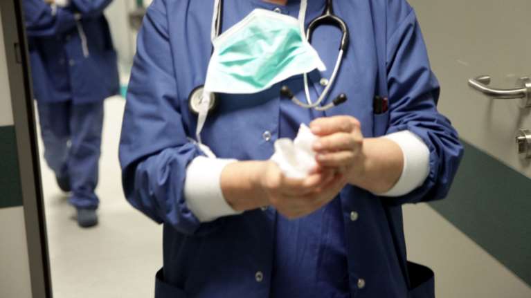 &quot;Ψευτογιατρίνα&quot; στην Καβάλα: Δύο χρόνια φυλάκιση γιατί παρίστανε την ιατροδικαστή και εξαπατούσε καρκινοπαθείς