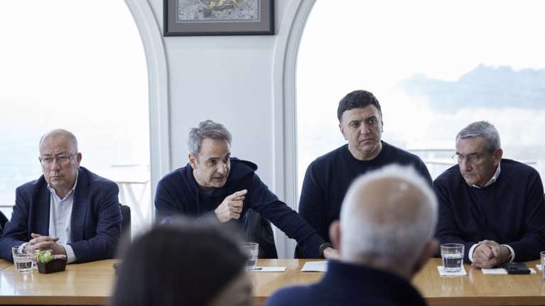 Μητσοτάκης στη Σαντορίνη: Ο κρατικός μηχανισμός βρίσκεται σε πλήρη κινητοποίηση - Δεν αναπαράγουμε σενάρια καταστροφής