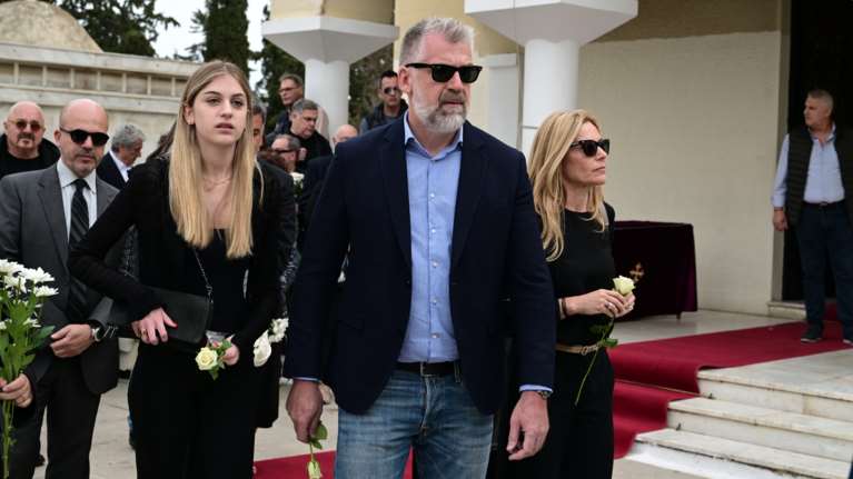 Ο άγνωστος γιος της Άννας Παναγιωτοπούλου συντετριμμένος στην κηδεία μαζί με την αγαπημένη εγγονή της