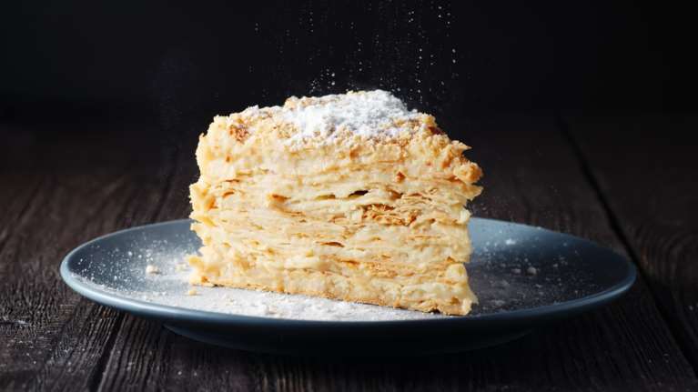 Μπισκοτογλυκό με cream crackers σαν μιλφέιγ - Πανεύκολη συνταγή που ξετρελαίνει