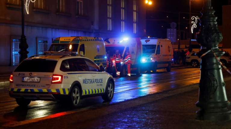 Σοκαρισμένοι οι Έλληνες της Πράγας: &quot;Ανησυχούμε για δικούς μας στα θύματα&quot; - Τι αναφέρει η ελληνική πρεσβεία